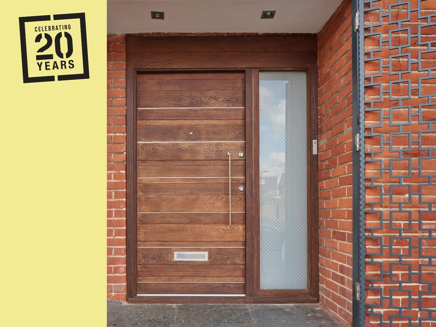 Urban Front's Rondo in wenge with frosted sidelight (2005).