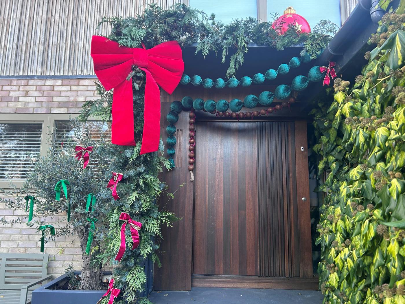 Traditional colours given a contemporary make over with oversized red bow and green velvet swag.