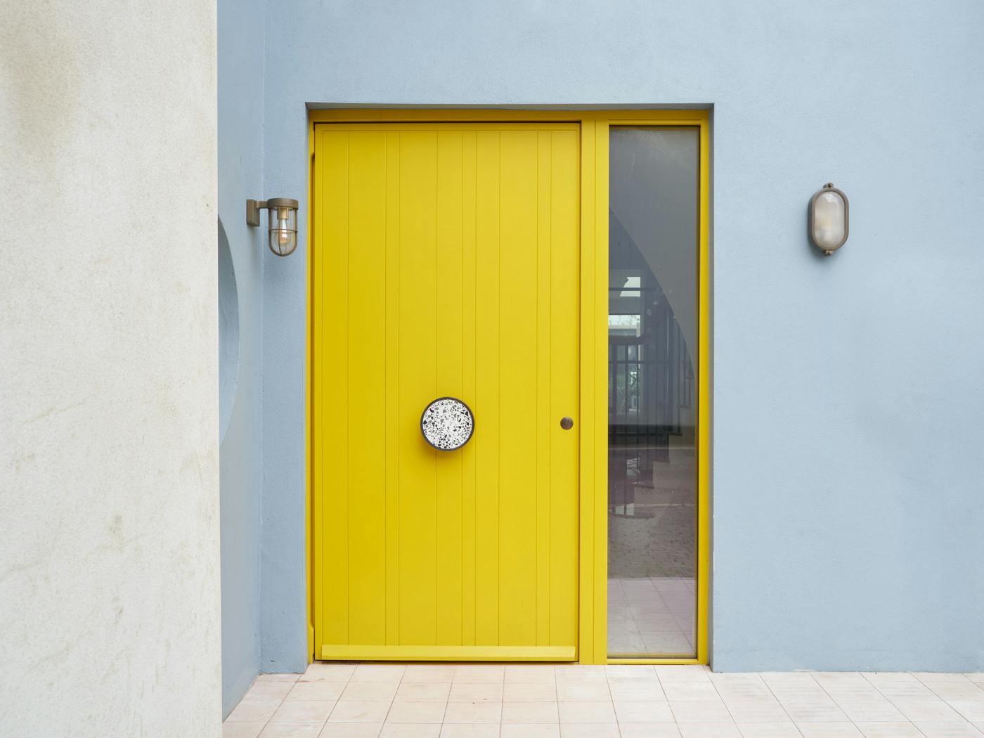 You can't miss this Rondo V pivot in RAL 1018.