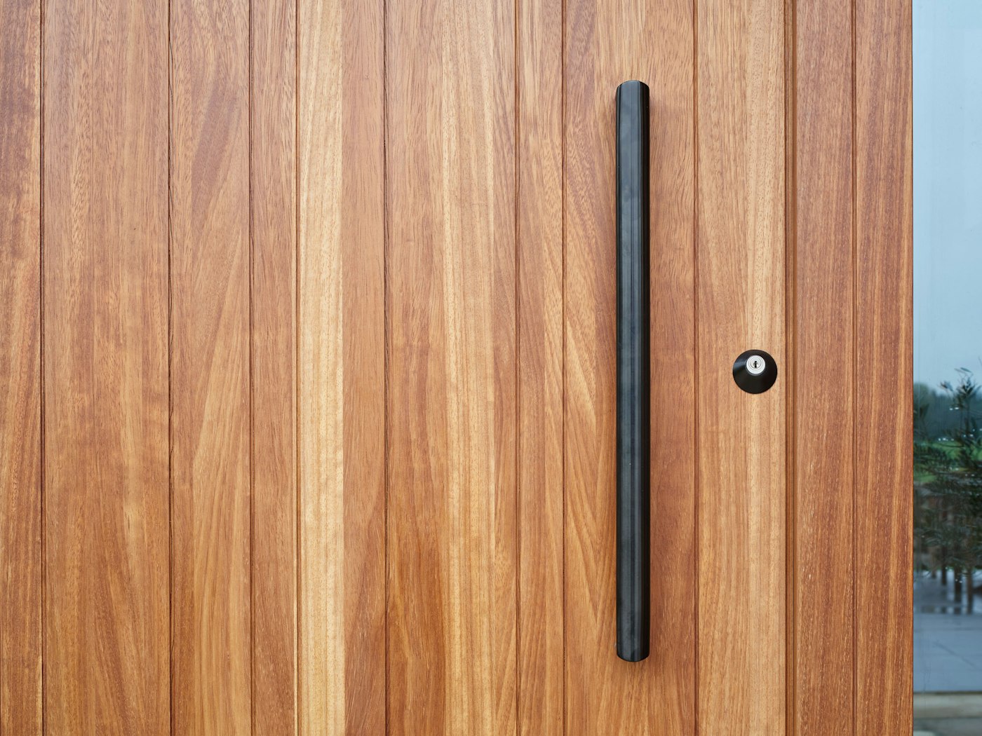 The  beautiful iroko woodgrain is offset by the simple contemporary option handle