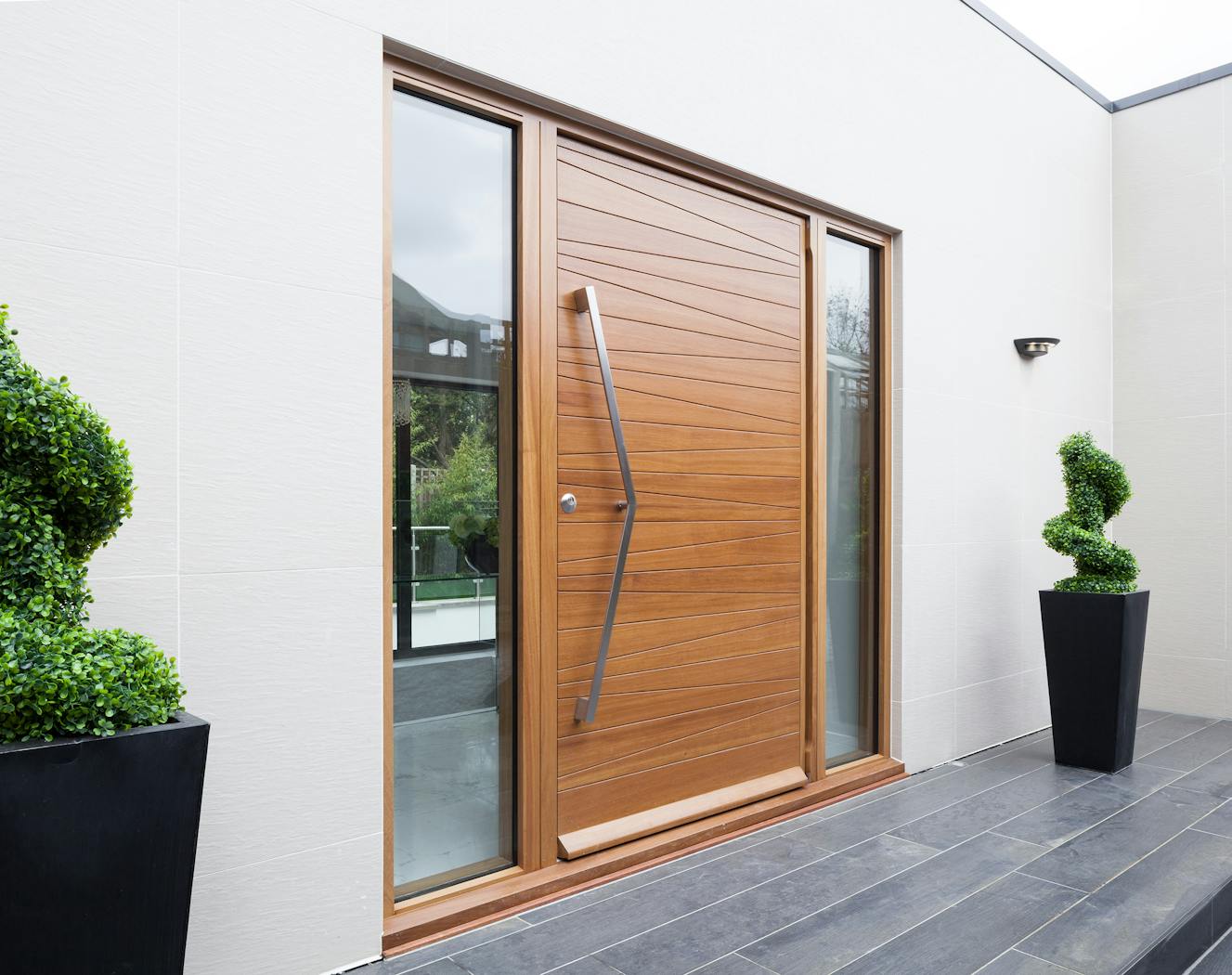 This zig zag handle is a great combination with the door design