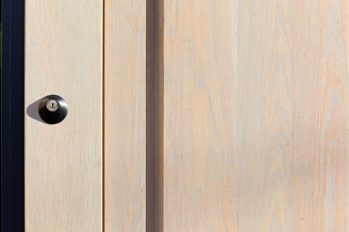 Or a coloured oil in grey or white