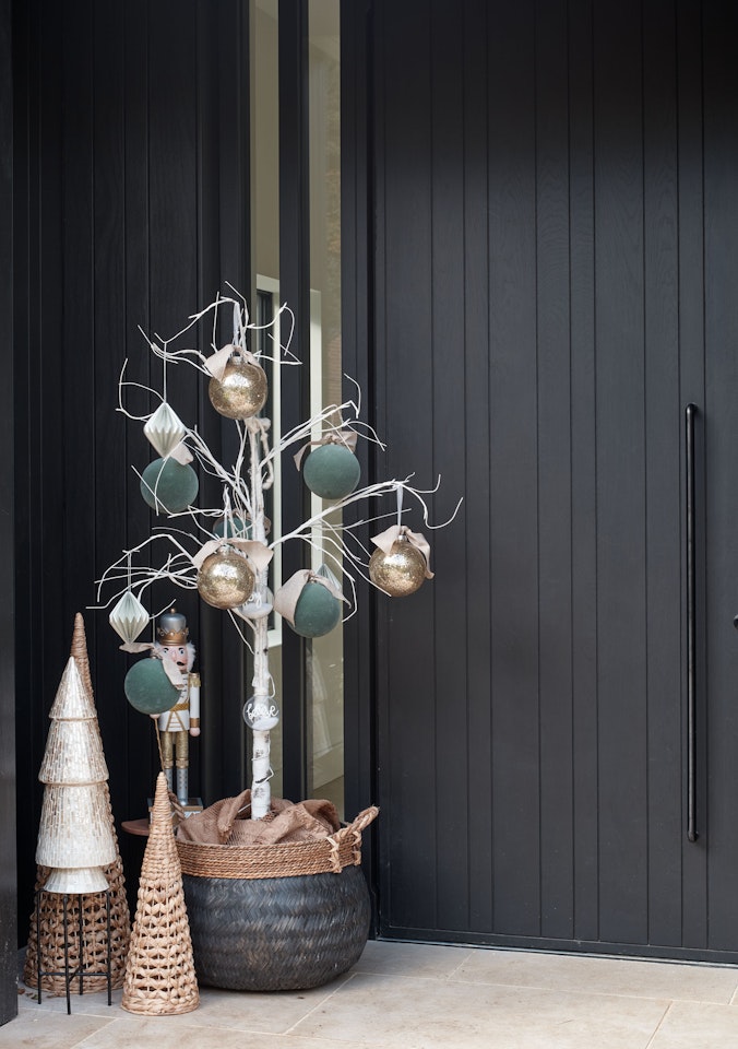 decorating your door at christmas blog