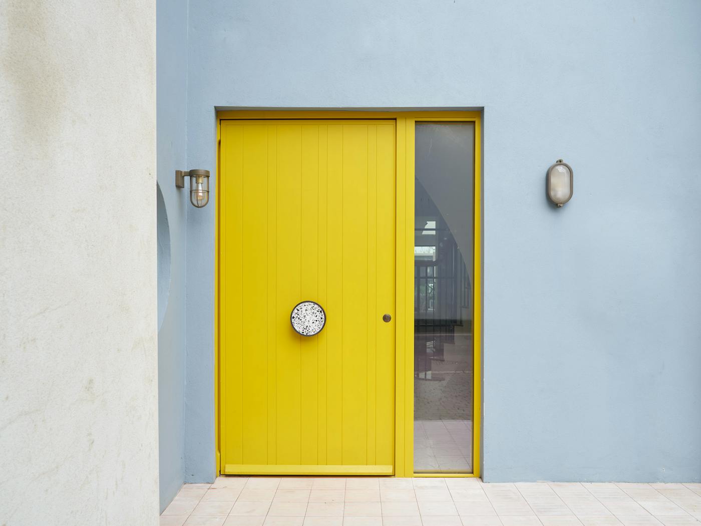 Smurf House has an Urban Front Rondo V Pivot in bright RAL yellow