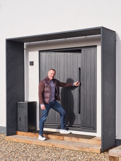 Portrait Darren opening door