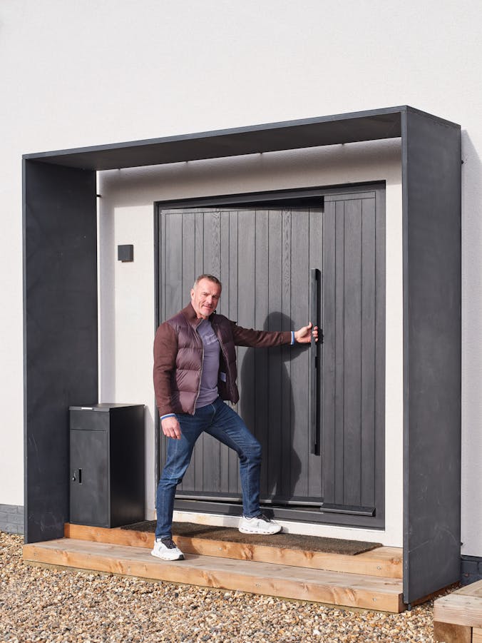 Portrait Darren opening door