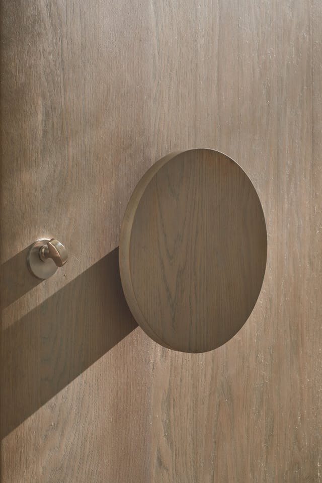 Portrait Luna handle close up