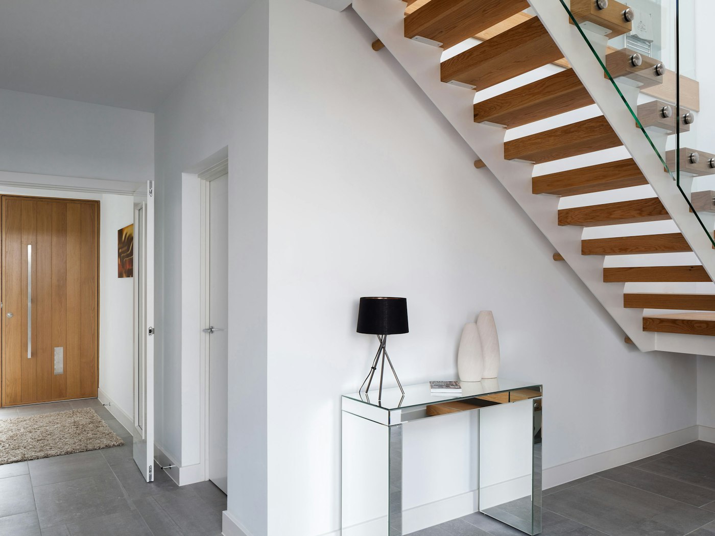Matching your front door to the staircase is not uncommon in contemporary houses