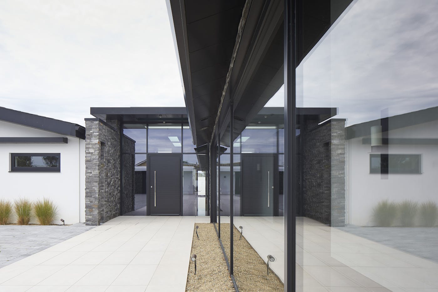 doors in glass urban front 5