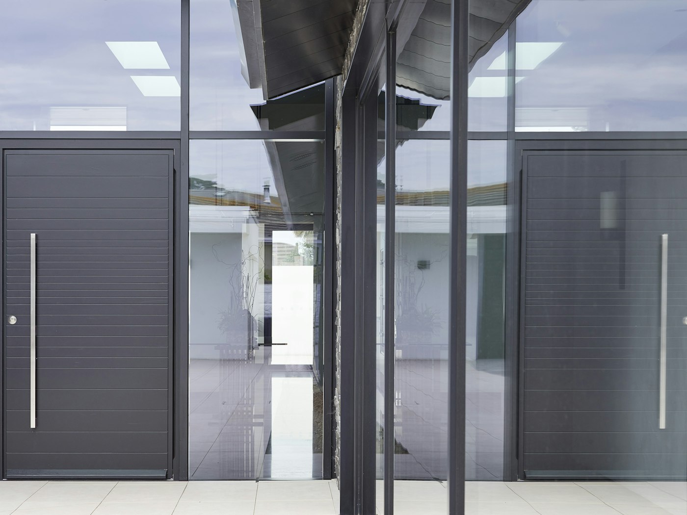 doors in glass urban front 6