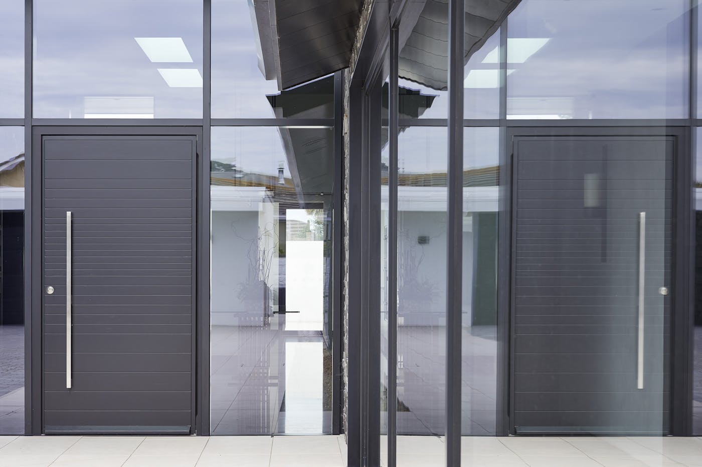 doors in glass urban front 6