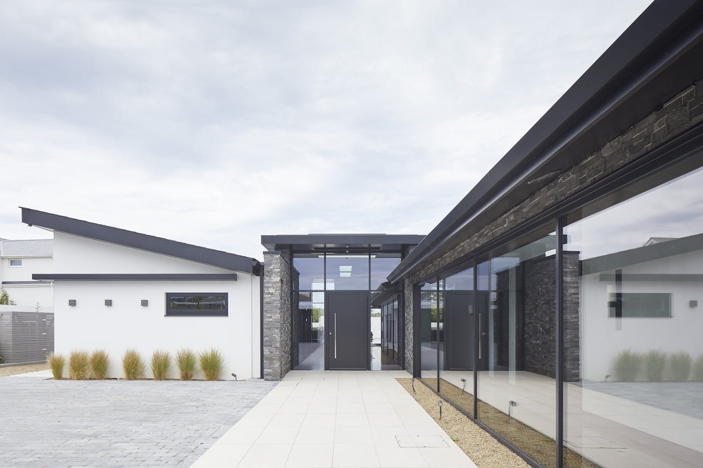 Neo in black RAL works perfectly in this glass entrance
