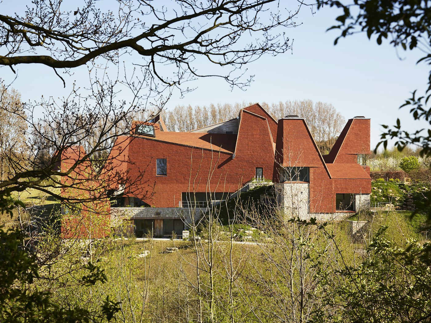This award winning house has an enviable position nestled in the Kent hillside 