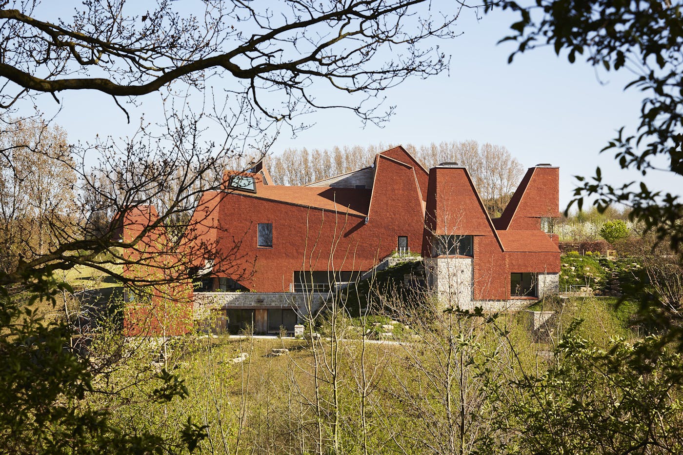 This award winning house has an enviable position nestled in the Kent hillside 