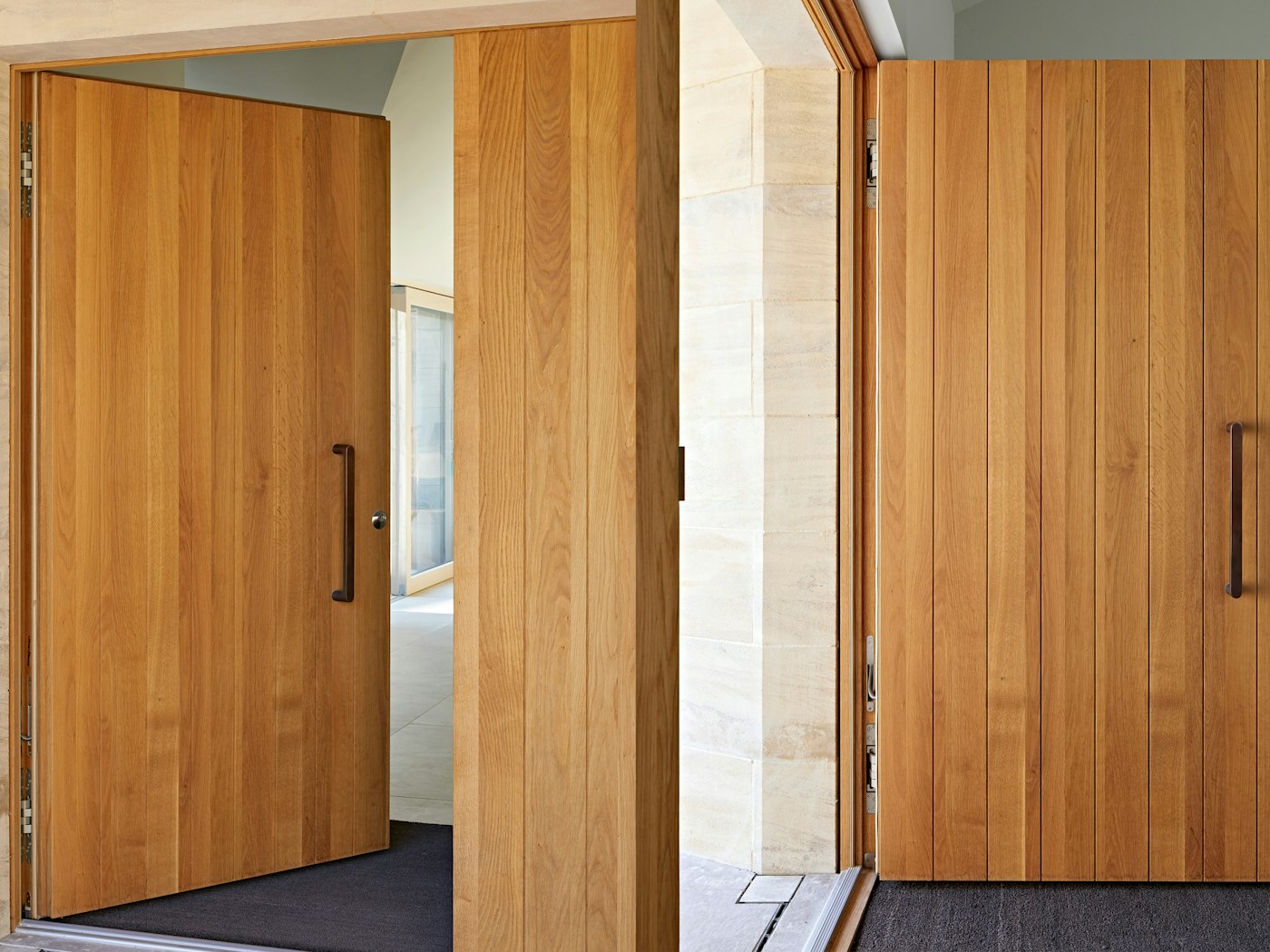 Maintaining ultra-minimalism, the door frame is hidden in the walls