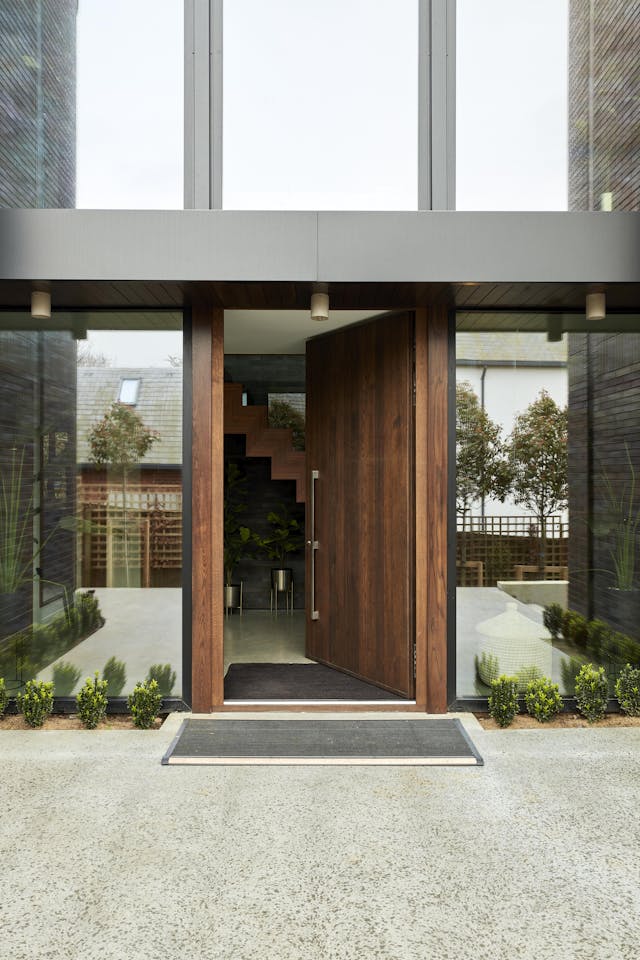 Rondo V Walnut TG designer option 11 Urban Front