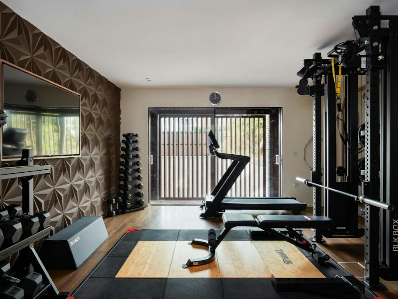 Rondo V in Walnut with option 11 handle case study 13