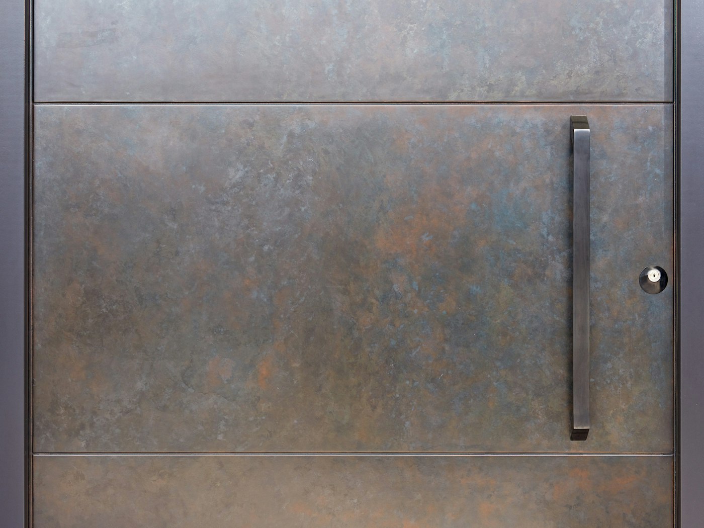 The beauty is in the detail - the metal finish creates unique variations that make every door extra special!