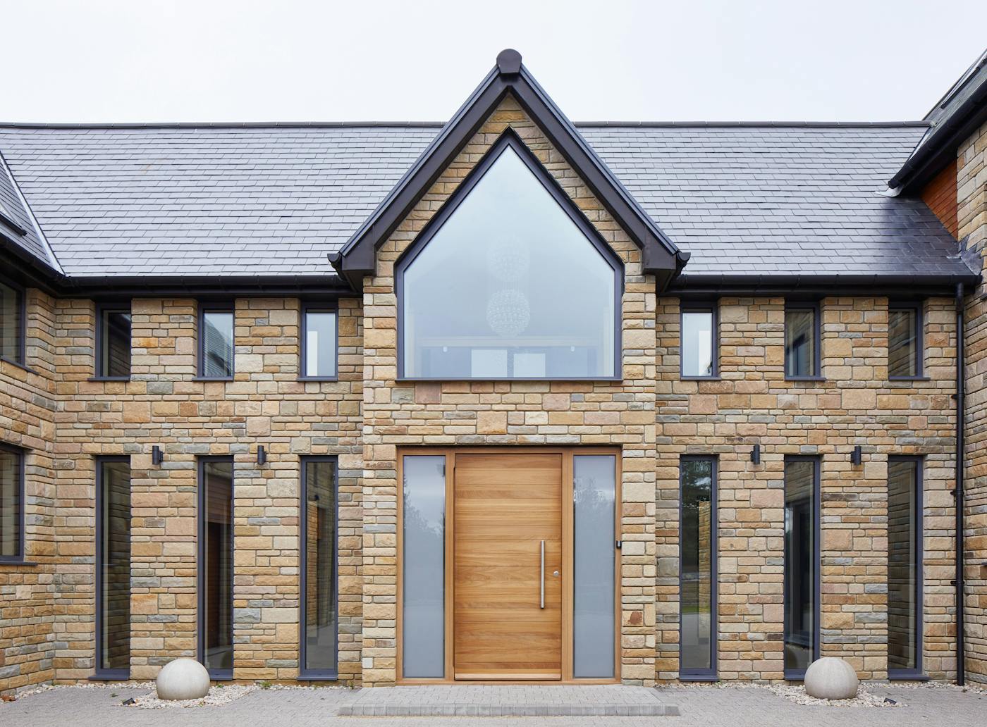 Parma e80 pivot | iroko | 2 sidelites | sandblasted glass | option 8 handle