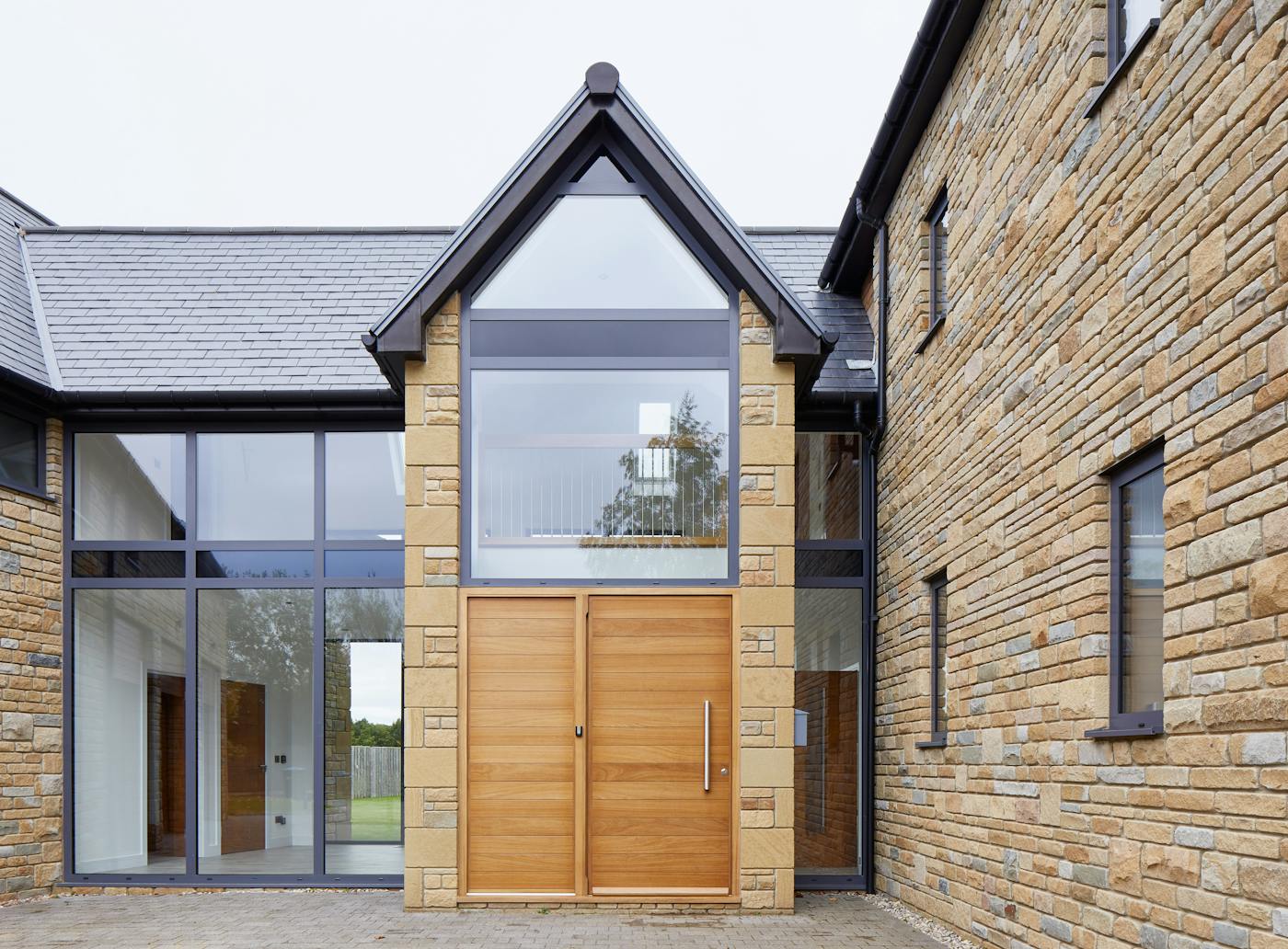Parma e80 pivot | iroko | wood side panel | option 8 handle