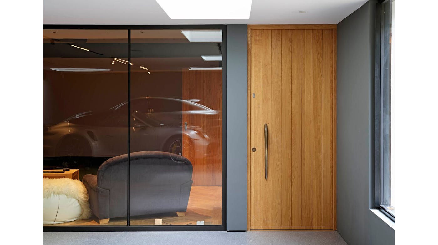 Porto door in oak with bronze handle leading to the garage