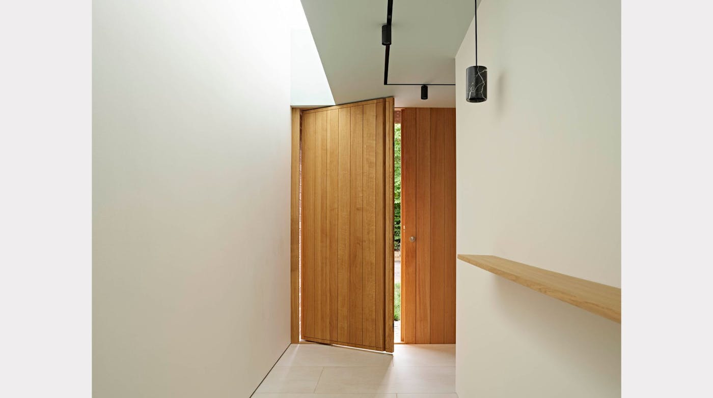Flush pivot door in oak with concealed handles