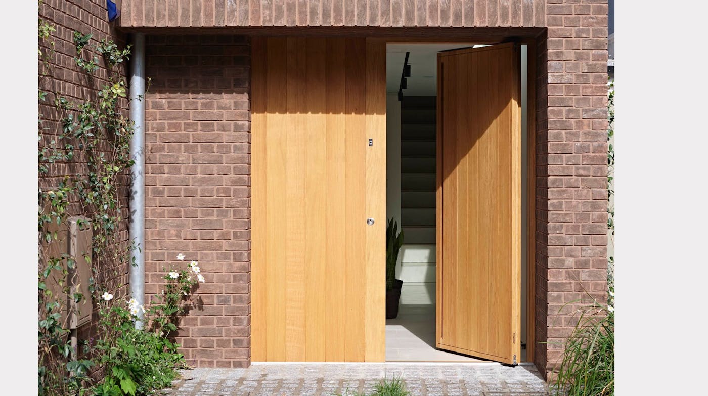 Flush pivot door in oak with concealed handle