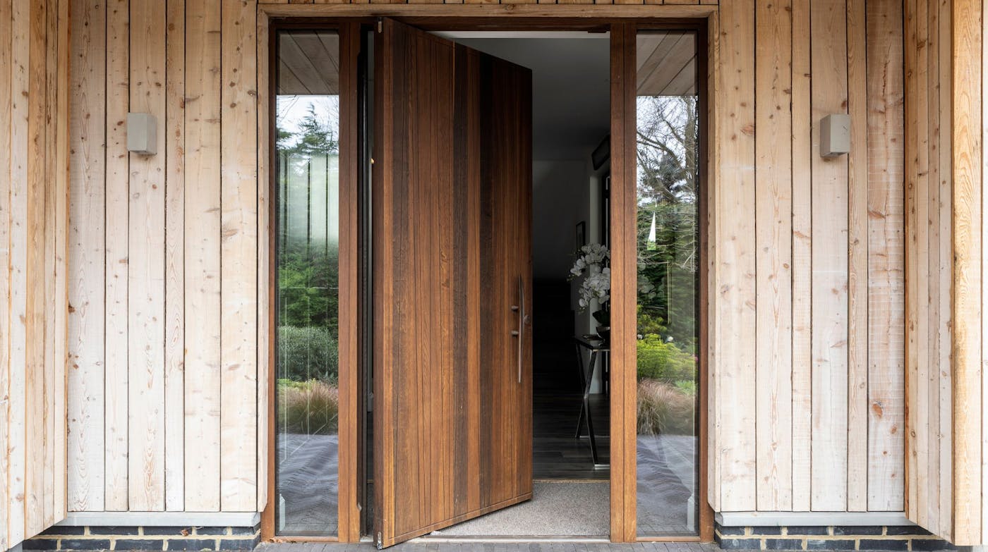 Pivot Milano V door in fumed oak with bronze handle