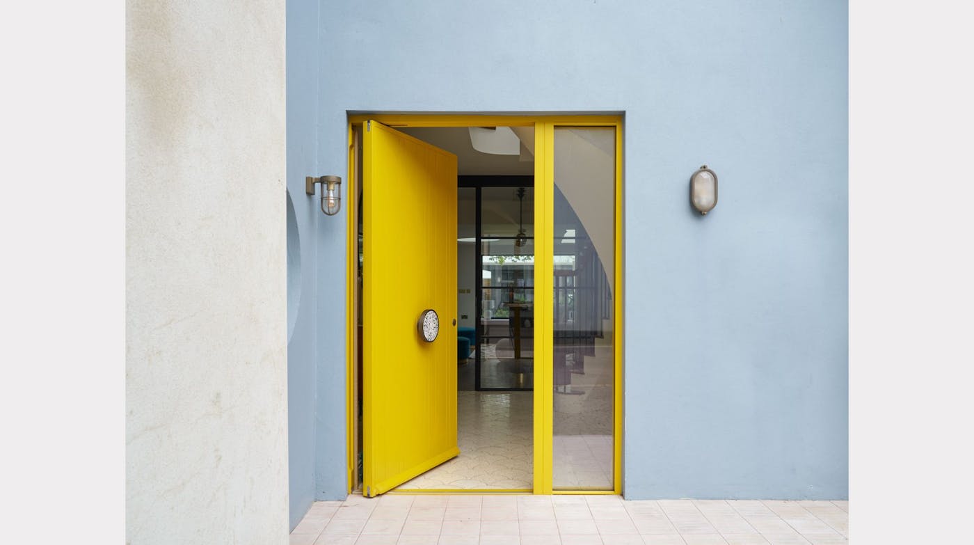 Rondo V Pivot door in yellow
