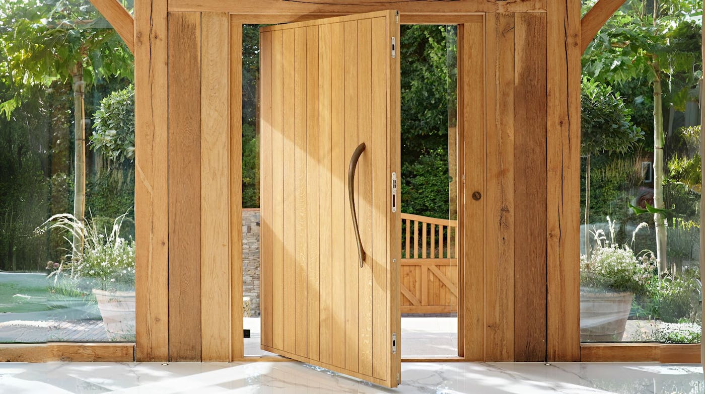 Porto pivot door in oak with bronze  BZ4 handle
