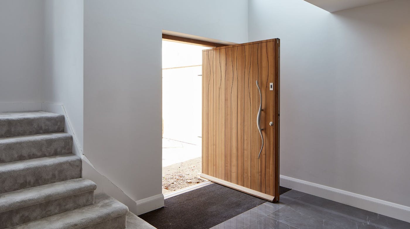 Pivot doors urban front 36