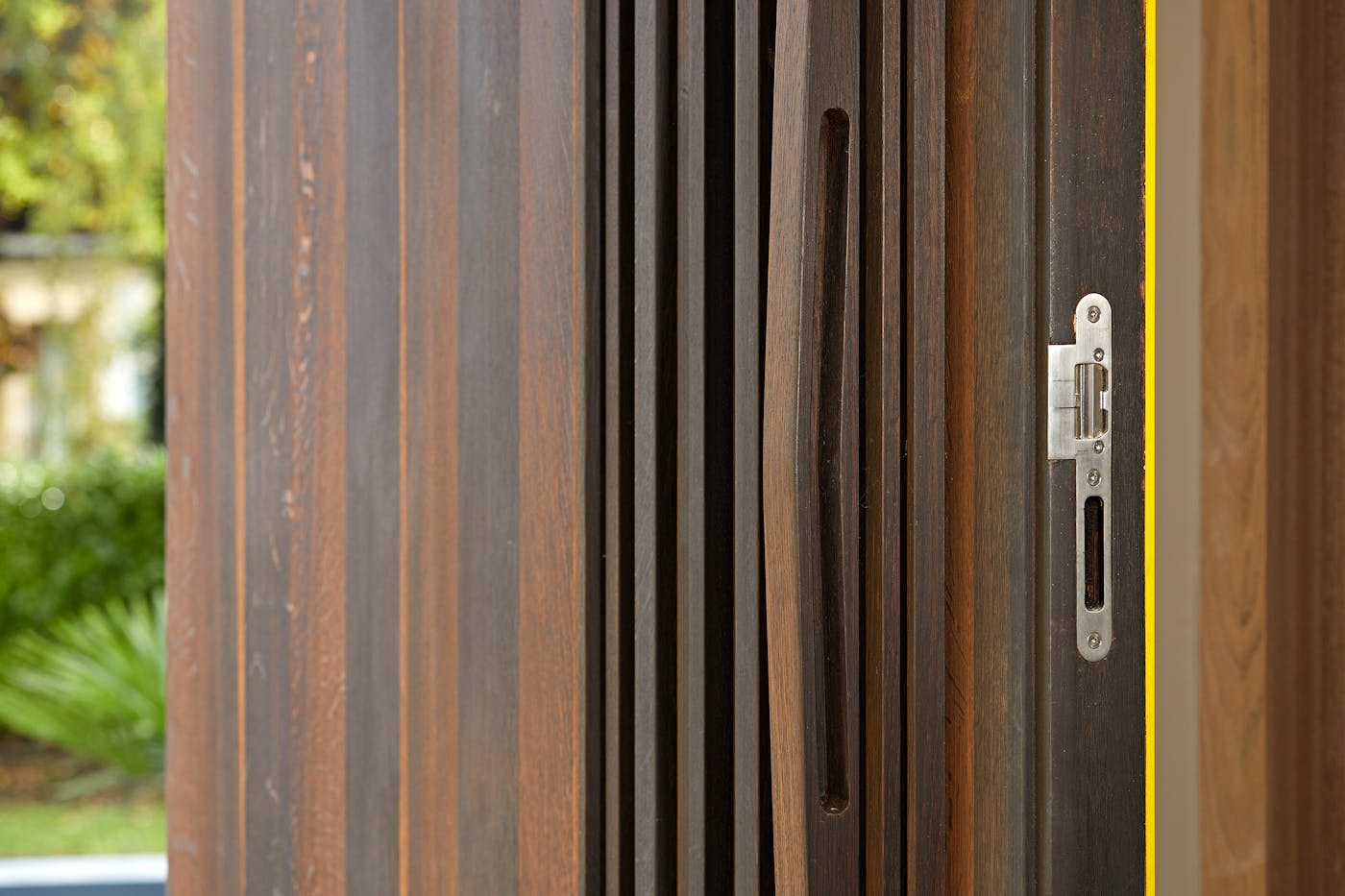 Forming a part of the overall design, the Bari comes with a wonderfully crafted wooden handle that blends in seamlessly (you can choose a different handle for the internal side)