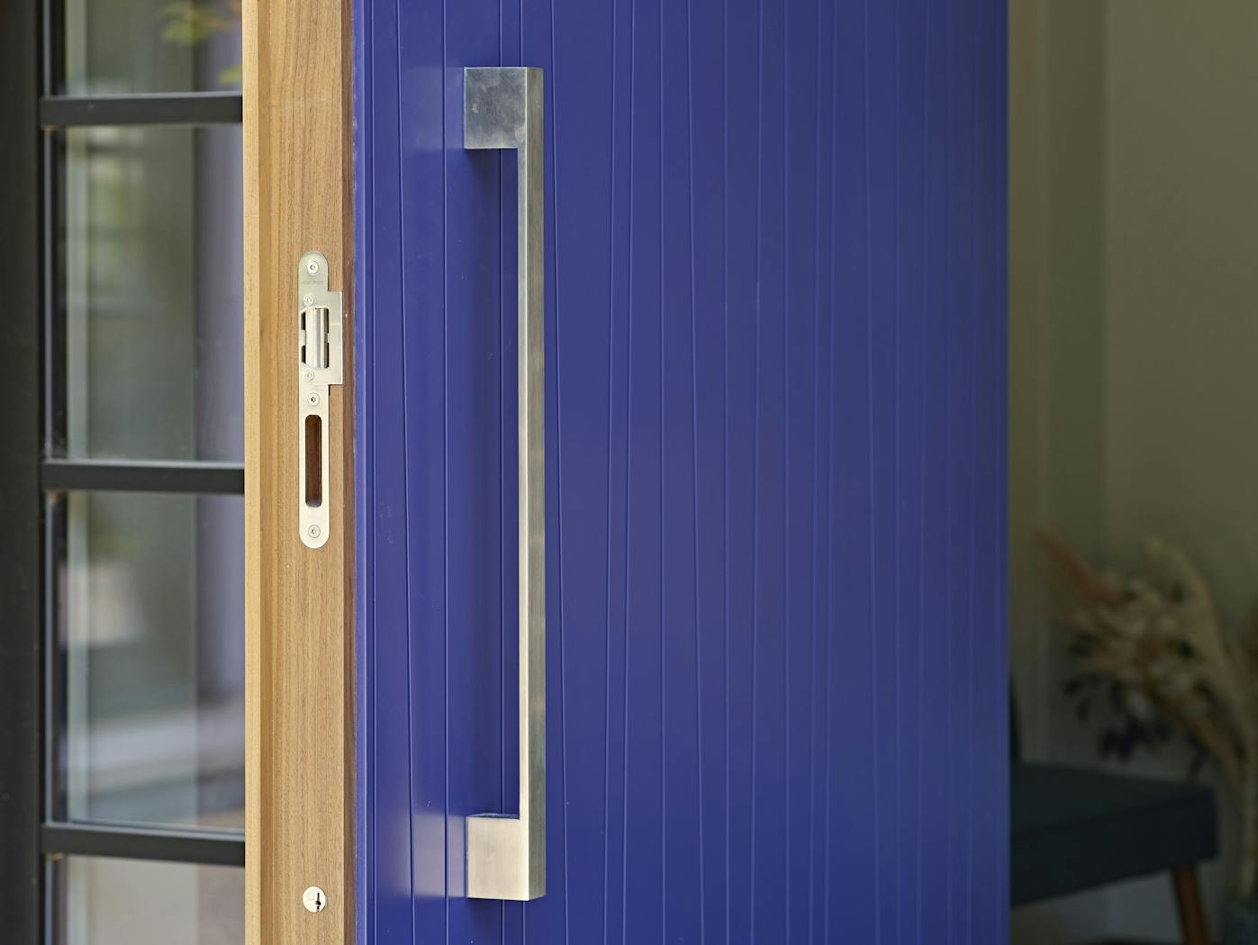 Internal side with Milano V design and finished in RAL 5022 with option 10 handle