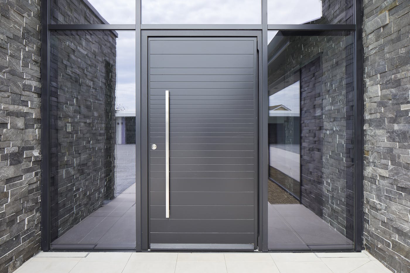 Neo front door | black RAL | option 11 handle