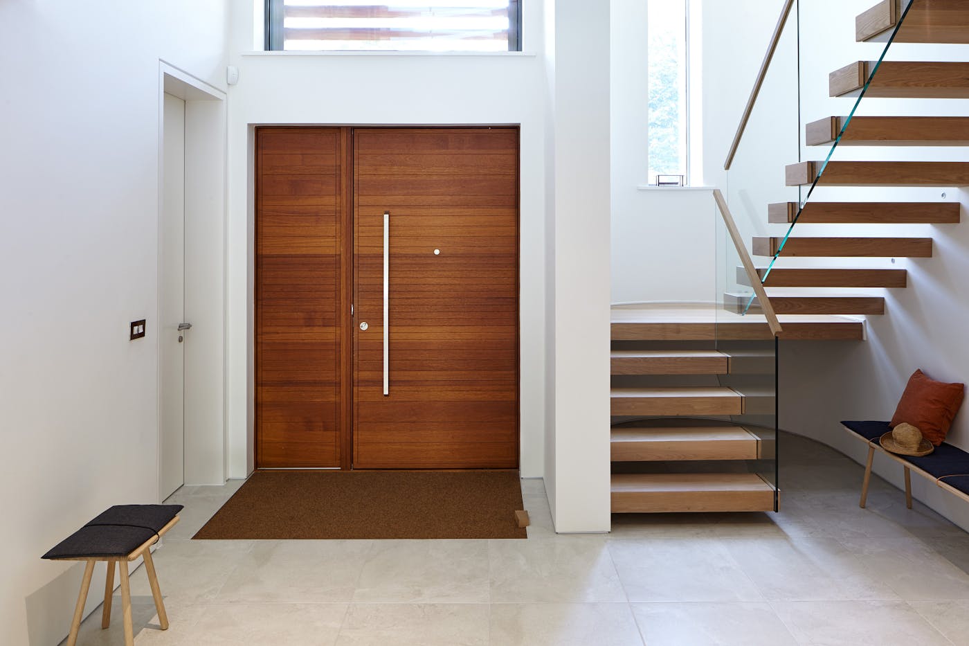 Neo pivot front door |  Iroko with matching side panel oiled | option 11a handle