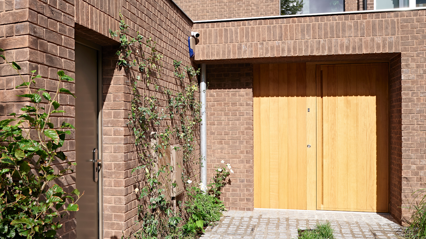 Porto e98 flush in oak with matching cladding and finerprint entry