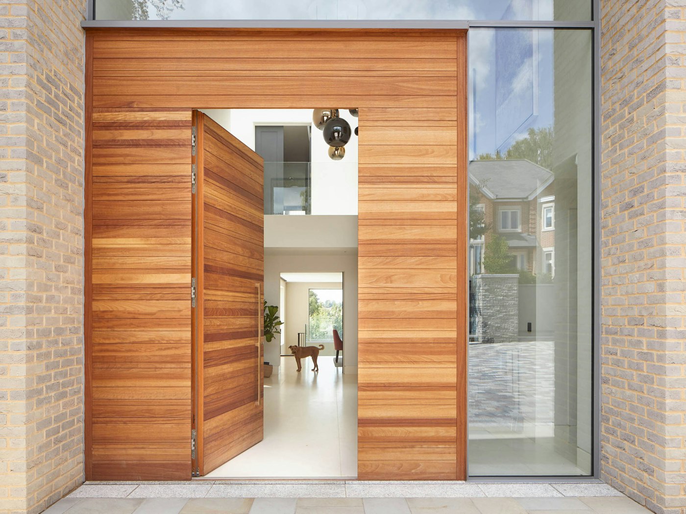 This Rondo (horizontal grooves) in iroko has matching side & overhead wood panels which creates an extra-imposing entrance