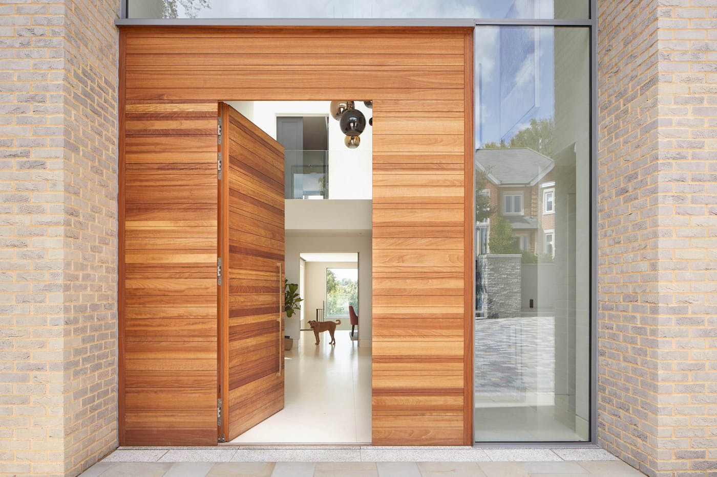 This Rondo (horizontal grooves) in iroko has matching side & overhead wood panels which creates an extra-imposing entrance