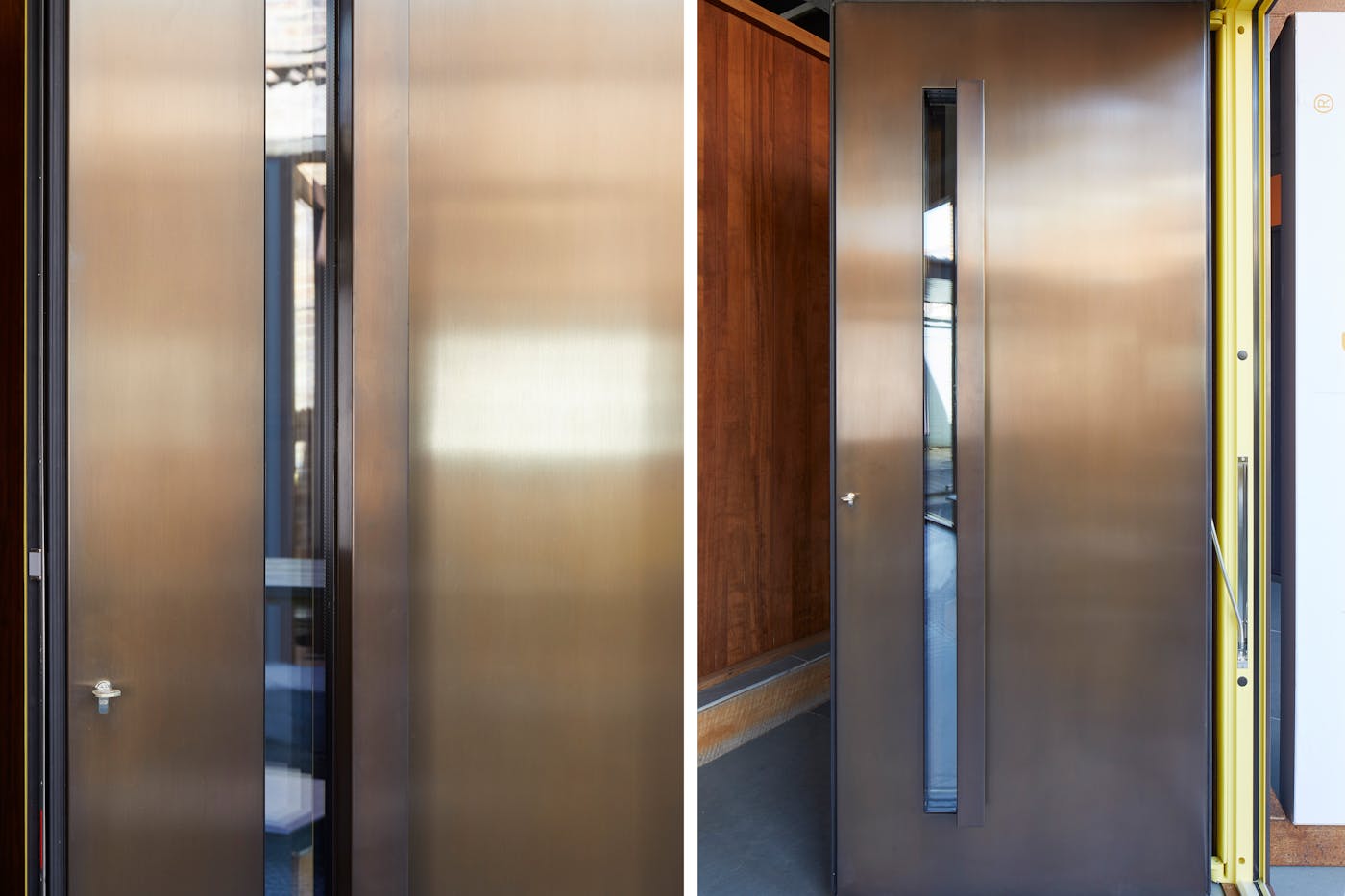 "Terano" steel front door in bronze, with L-shaped handle