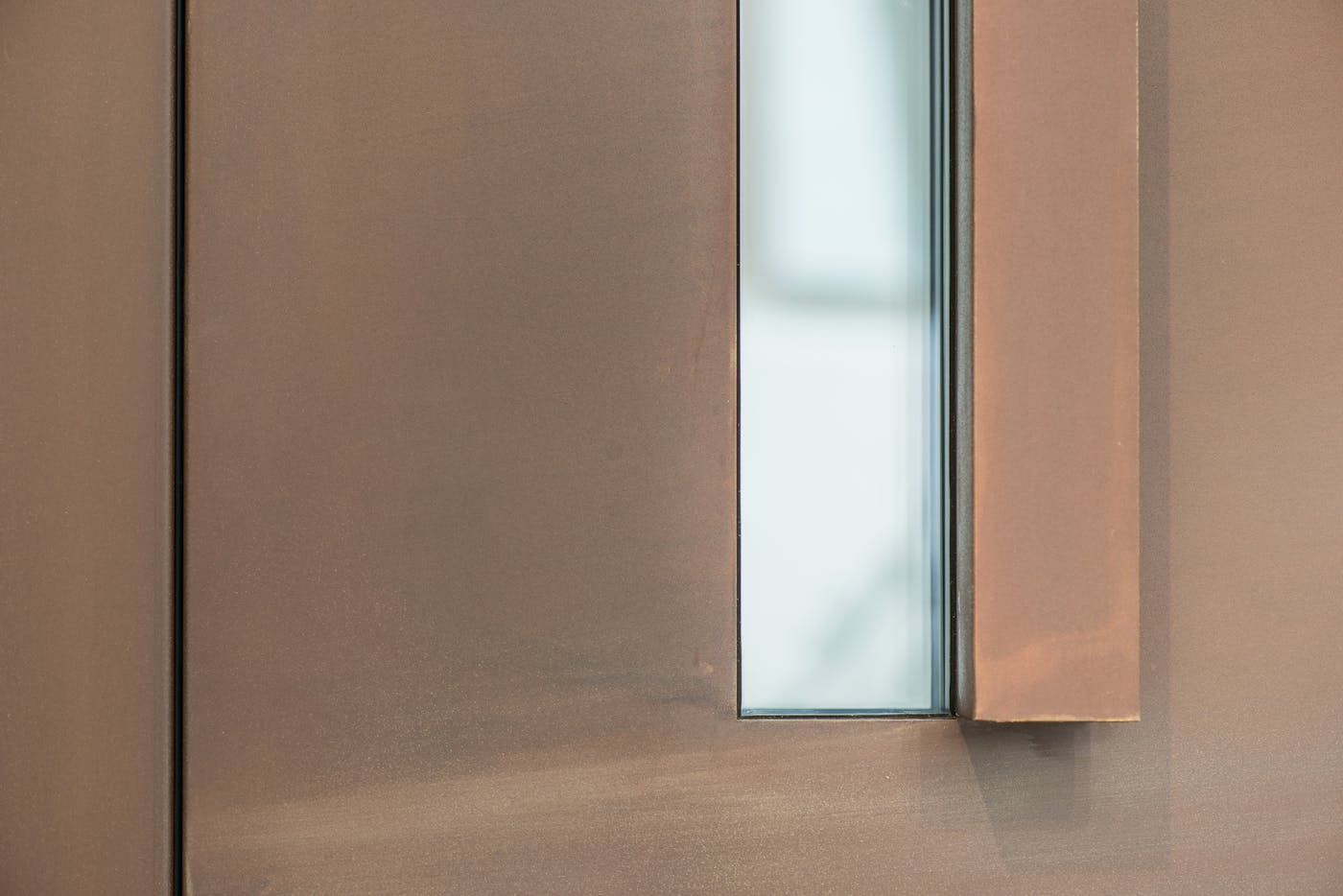 "Terano" steel front door in bronze, with L-shaped handle