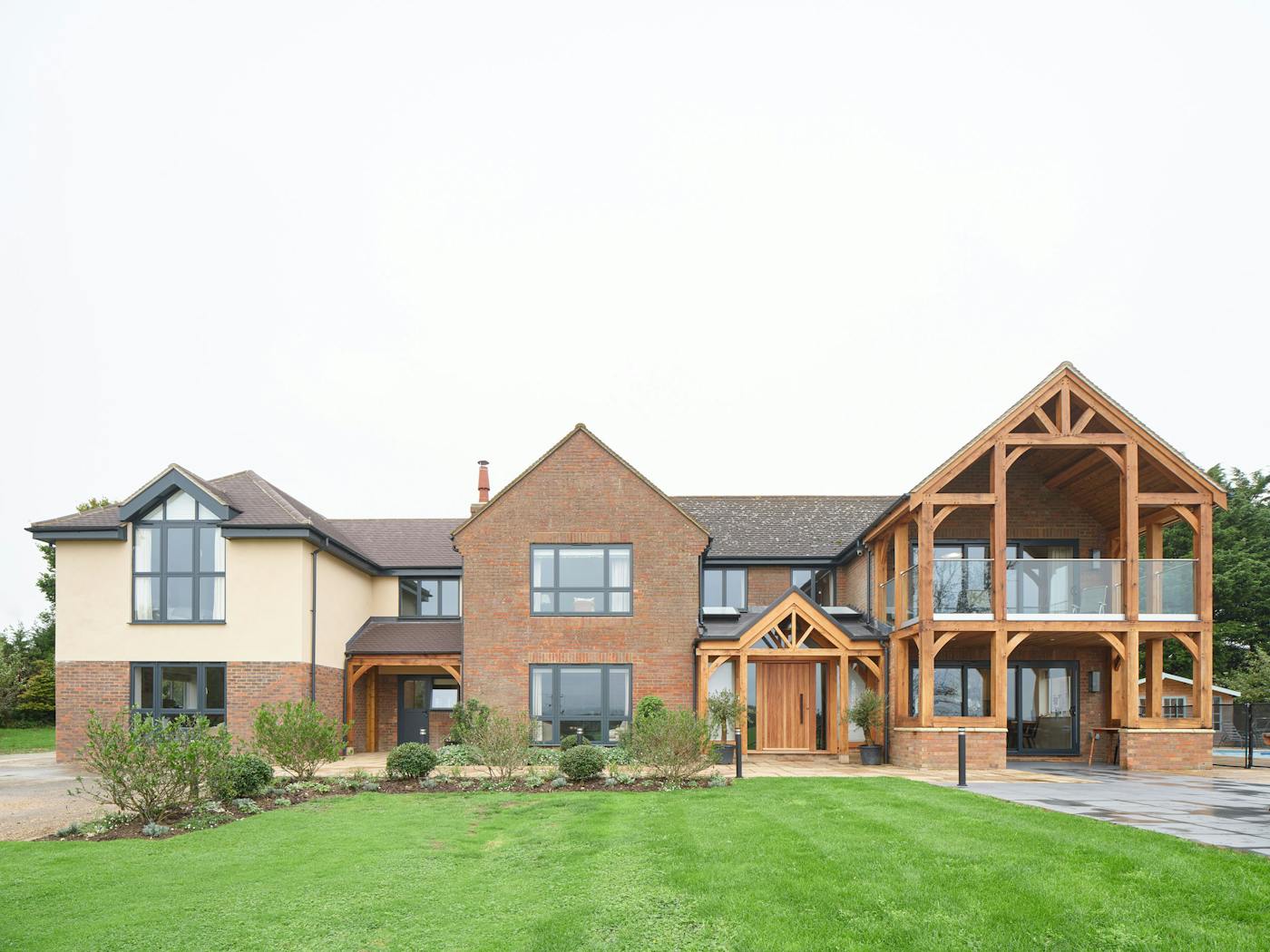 Rondo V in iroko dual colour grey ral with option 8 handle black LR 001